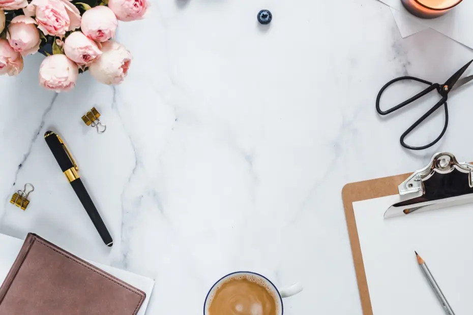 Espace de travail avec carnet et accessoires