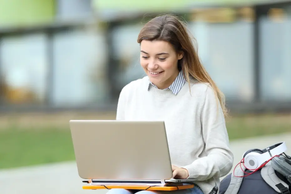 Étudiante travaillant sur un ordinateur portable