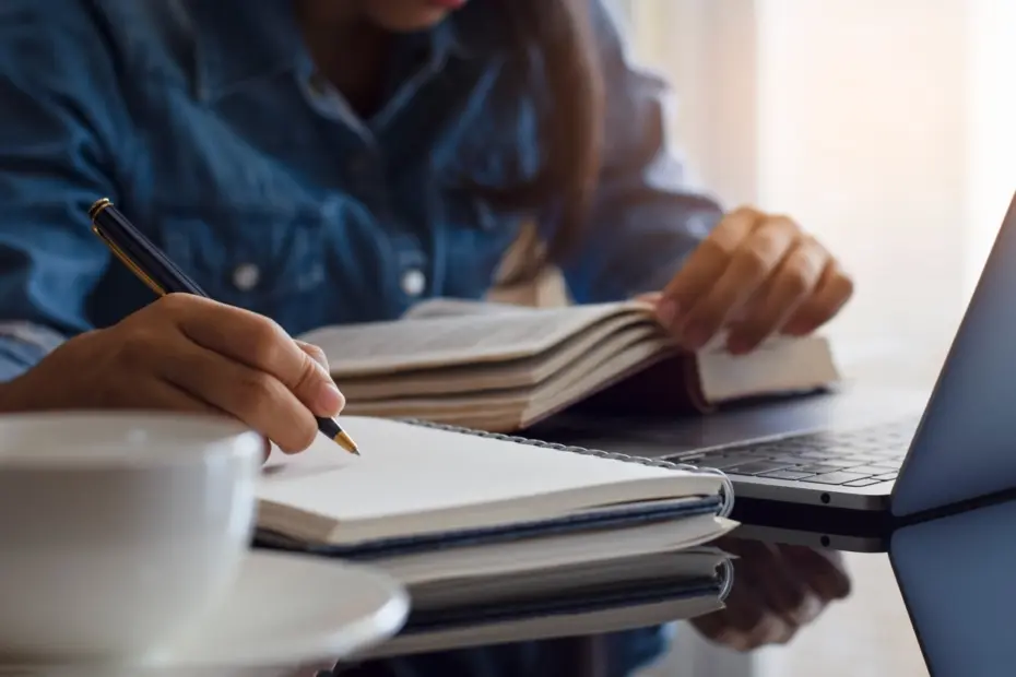 Étudiant en train d’écrire et de réviser