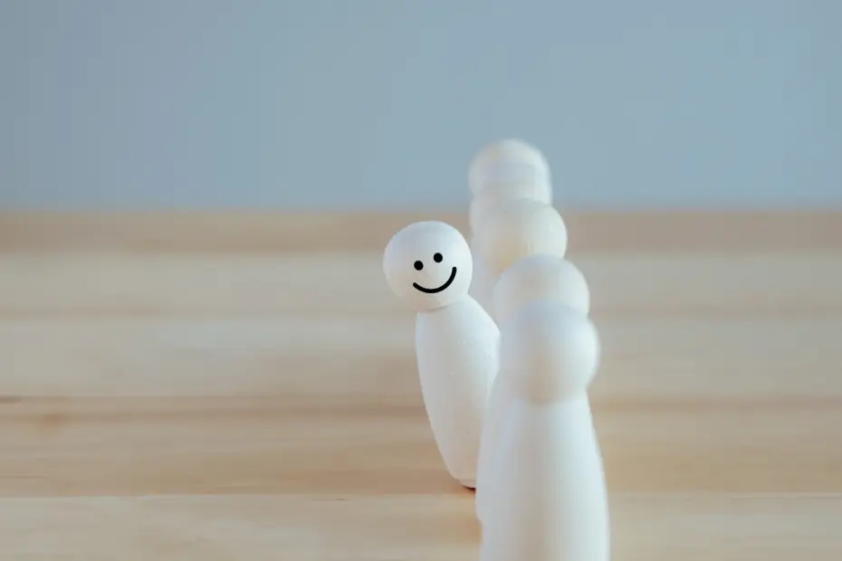 Figurines en bois symbolisant la réflexion personnelle