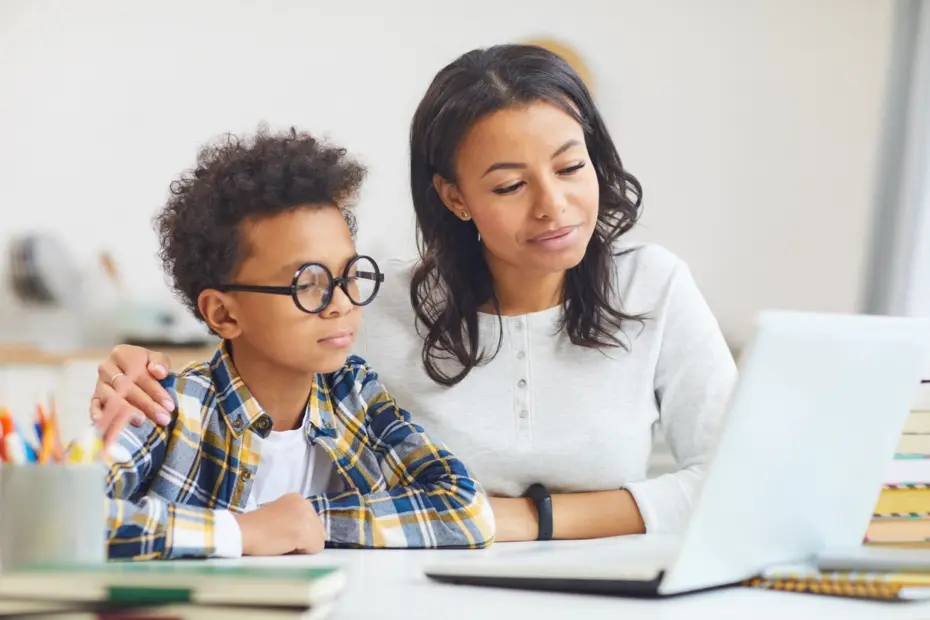 Parent accompagnant son adolescent devant un ordinateur